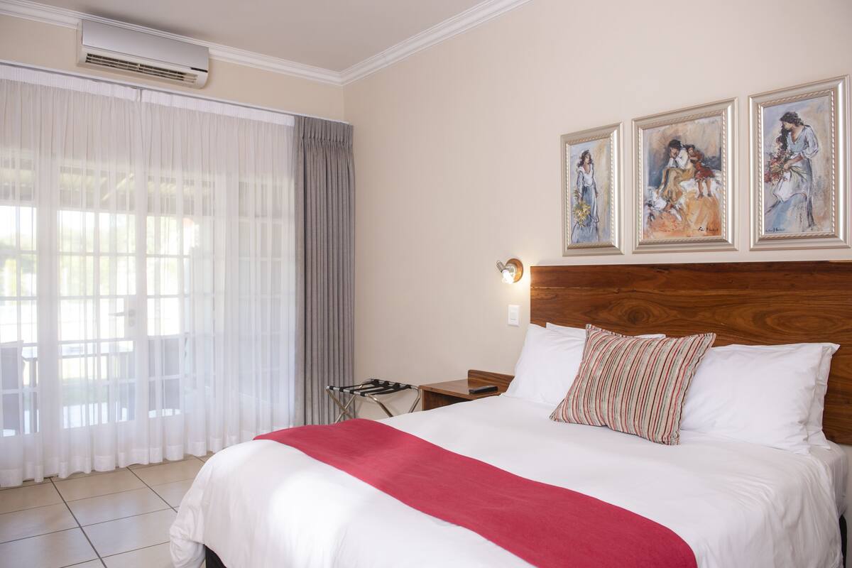 Superior Double Room | 1 bedroom, in-room safe, desk, laptop workspace