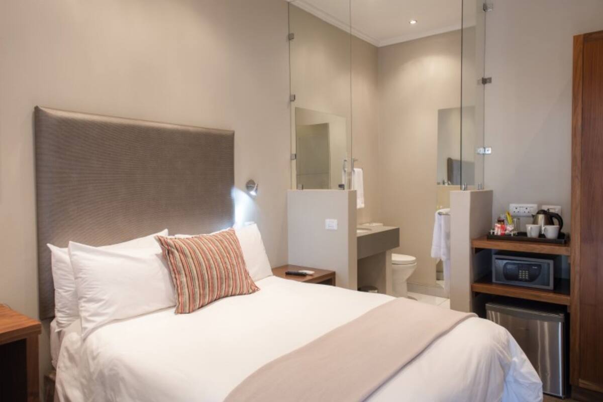 Deluxe Double Room | 1 bedroom, in-room safe, desk, laptop workspace