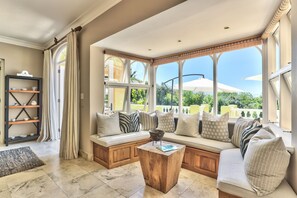 Bar (on property) - Devonport House (Cape Town)