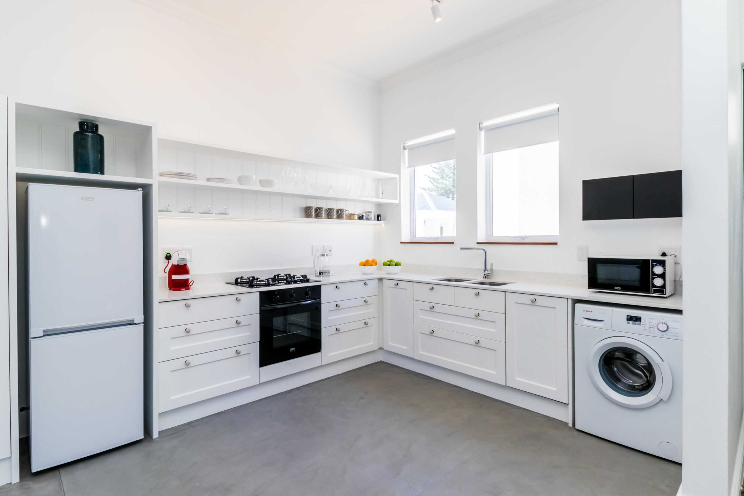 Full-sized fridge, microwave, oven, stovetop