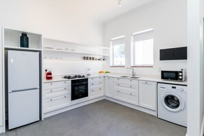Grand réfrigérateur, micro-ondes, four, plaque de cuisson