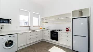 Cottage Deluxe, 2 chambres | Cuisine privée | Grand réfrigérateur, micro-ondes, four, plaque de cuisson