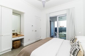 Egyptian cotton sheets, premium bedding, memory foam beds, in-room safe - Perla (Hermanus)