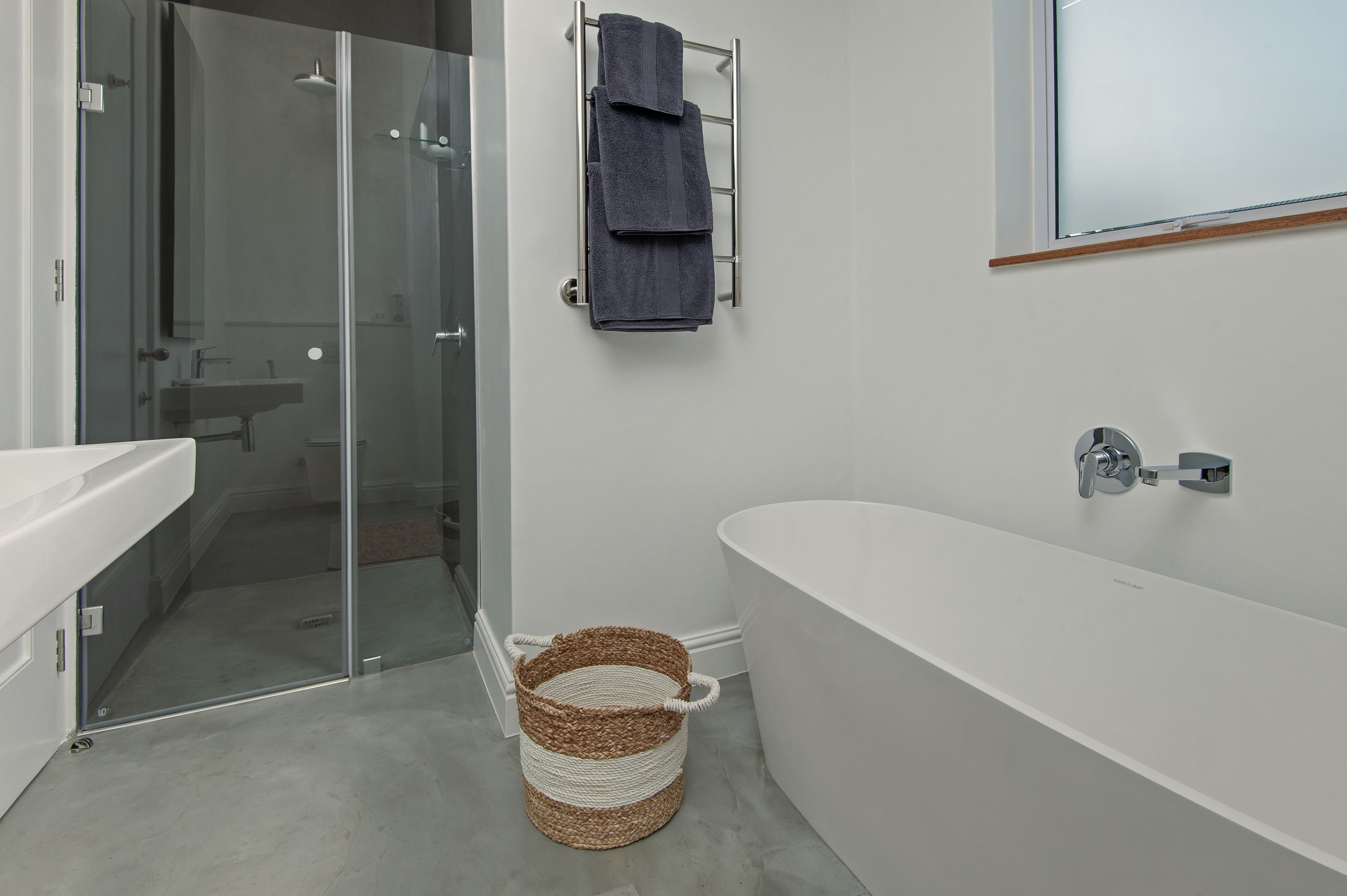 Separate bathtub and shower, deep-soaking bathtub, free toiletries