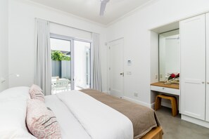 Egyptian cotton sheets, premium bedding, memory foam beds, in-room safe - Perla (Hermanus)