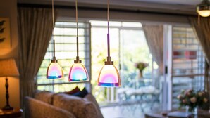 Un comedor con mesa de madera, un cuenco metálico decorativo e iluminación colgante.