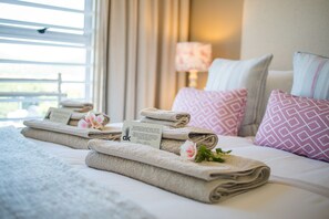 3 bedrooms, Egyptian cotton sheets, premium bedding, in-room safe - dk villas 1 Harbour View Hout Bay (Cape Town)