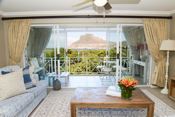 Flat-screen TV, DVD player - dk villas 1 Harbour View Hout Bay (Cape Town)