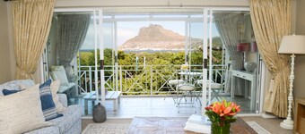dk villas 1 Harbour View Hout Bay