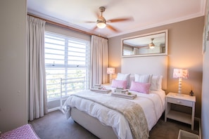 3 bedrooms, Egyptian cotton sheets, premium bedding, in-room safe - dk villas 1 Harbour View Hout Bay (Cape Town)
