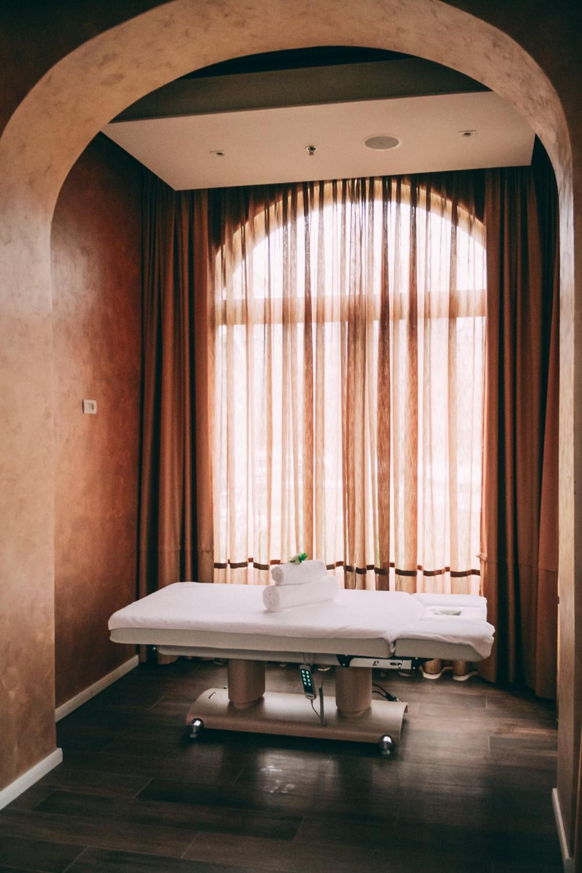 couples treatment room(s), sauna, hot tub, hot springs/mineral springs