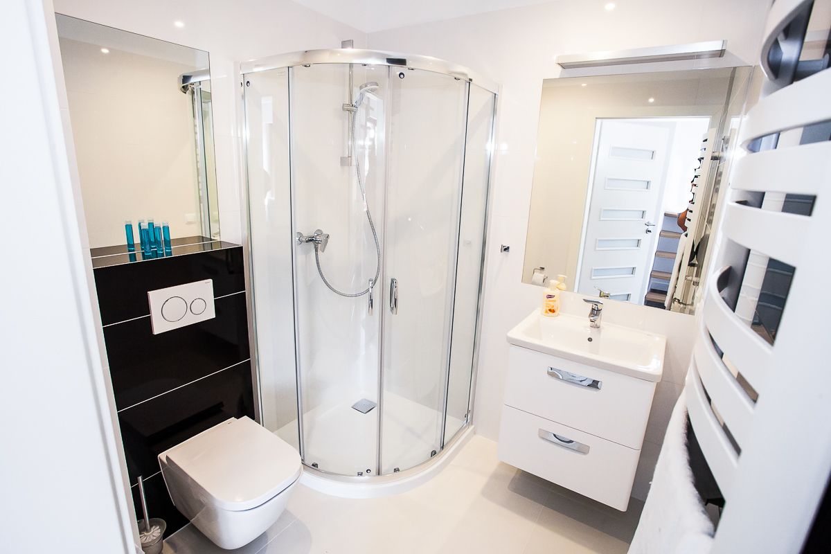 Apartment (Black) | Bathroom | Shower, rainfall showerhead, free toiletries, hair dryer