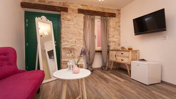 Habitación doble | Área de sala de estar | Televisión de pantalla plana