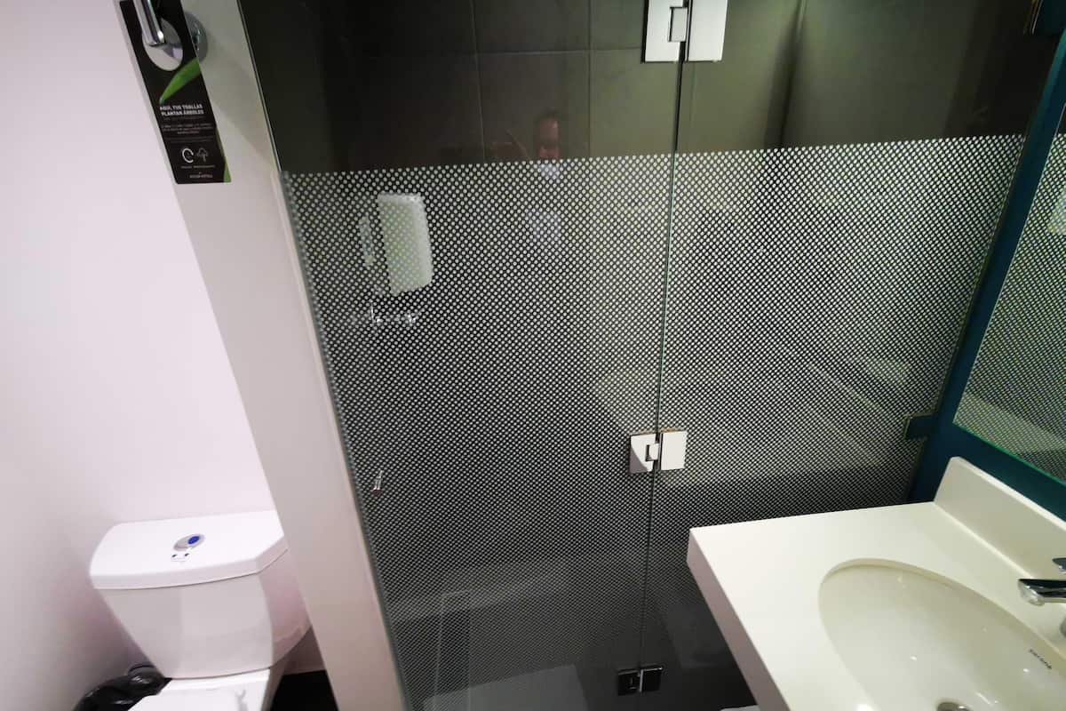 Caja de seguridad en la habitación y sistema de insonorización