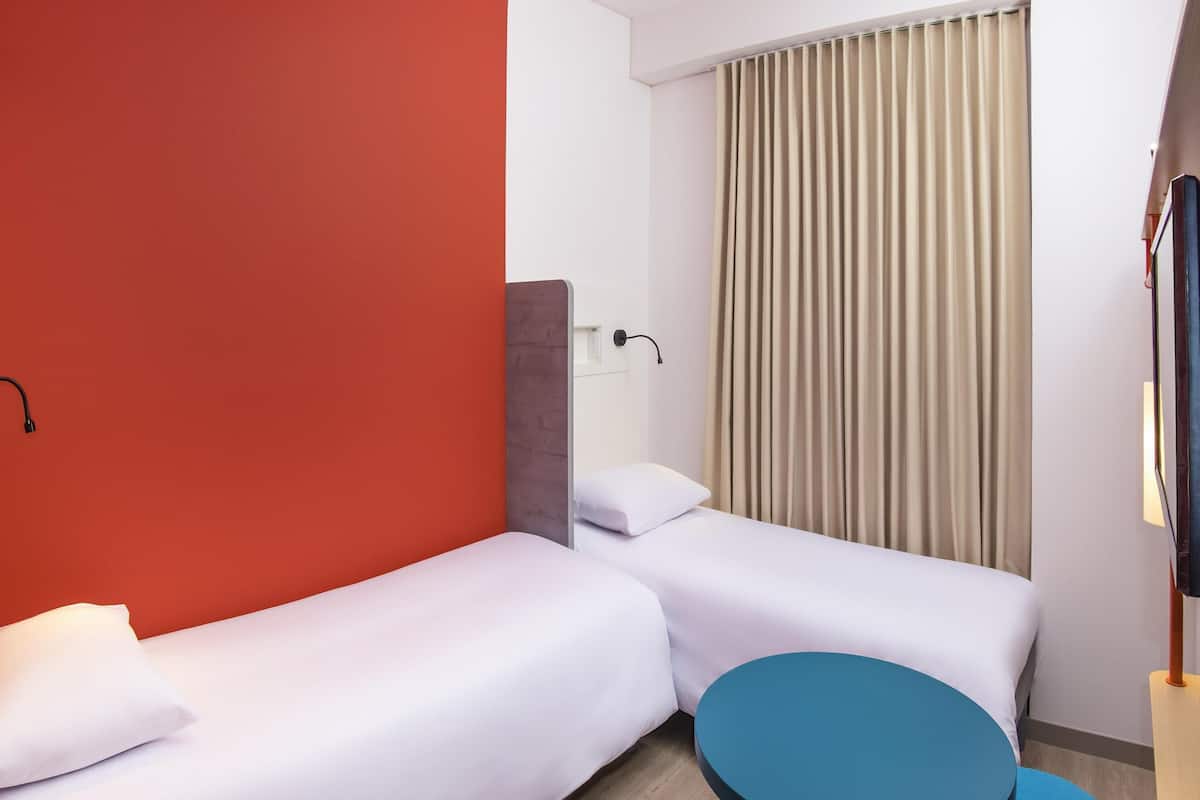 Tomannsrom – standard, 2 enkeltsenger | Safe på rommet, lydisolert, wi-fi (inkludert) og sengetøy