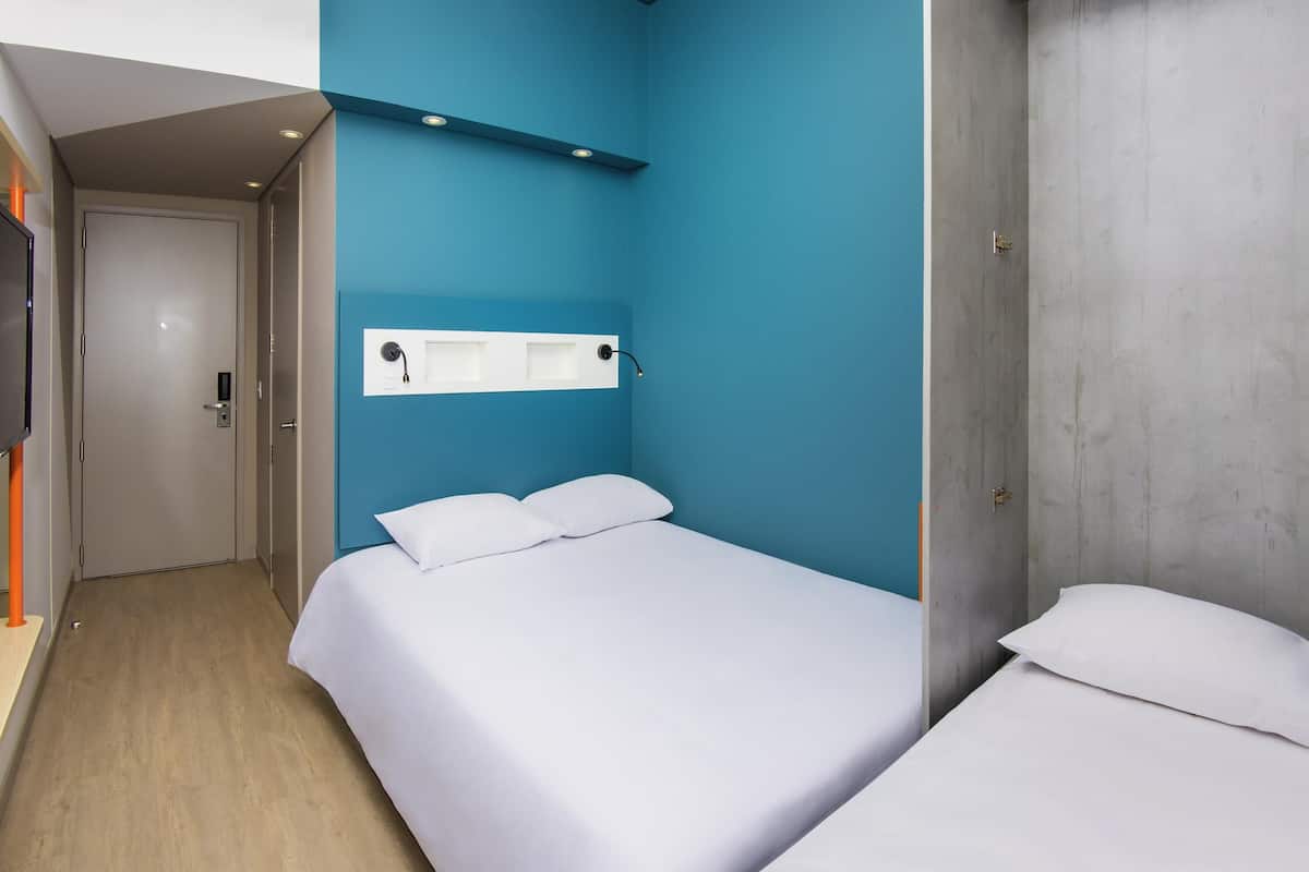 Chambre Standard, Plusieurs lits | Coffre-fort, système d’insonorisation, accès au Wi-Fi (inclus)