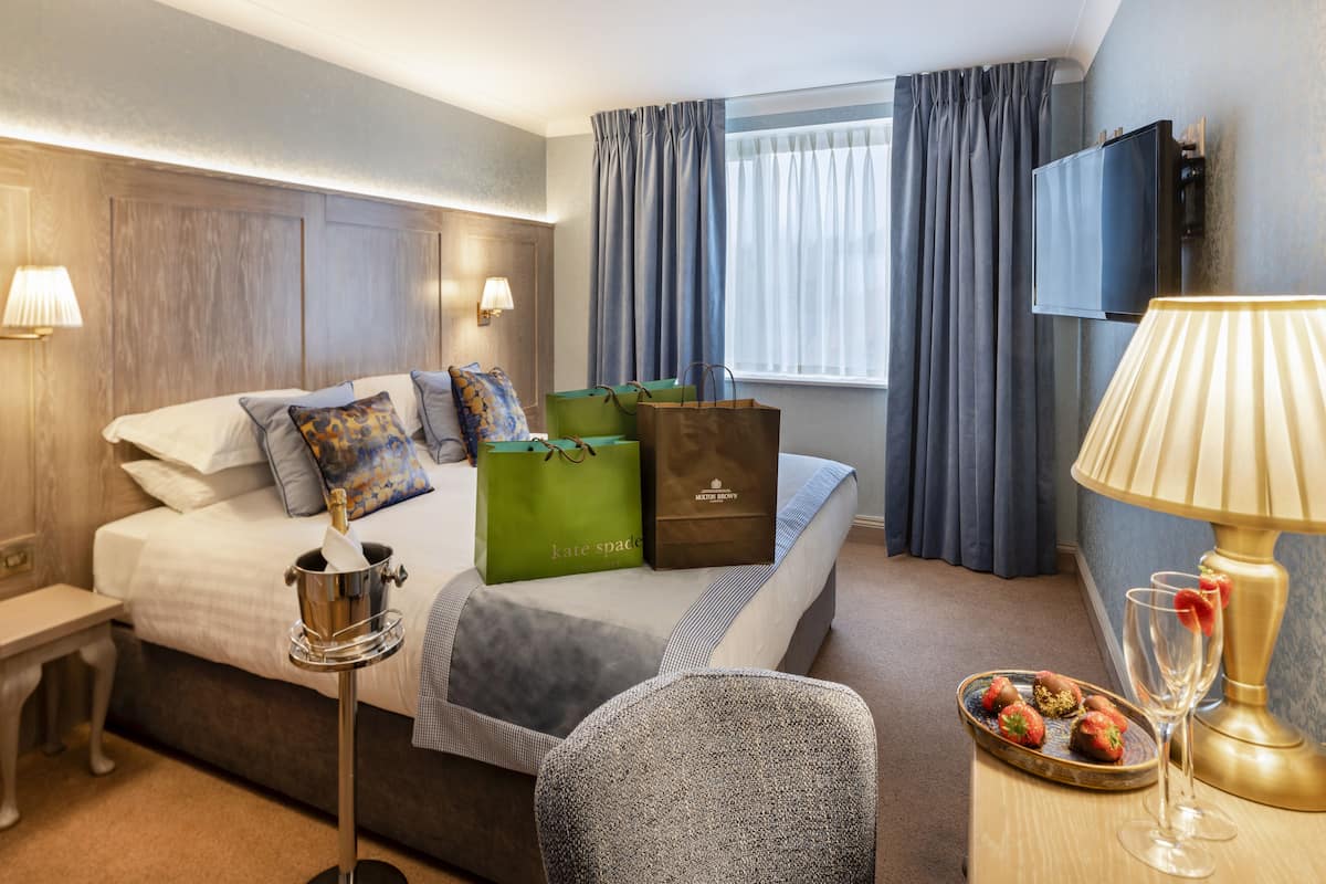 double room | premium bedding, in-room safe, individually decorated