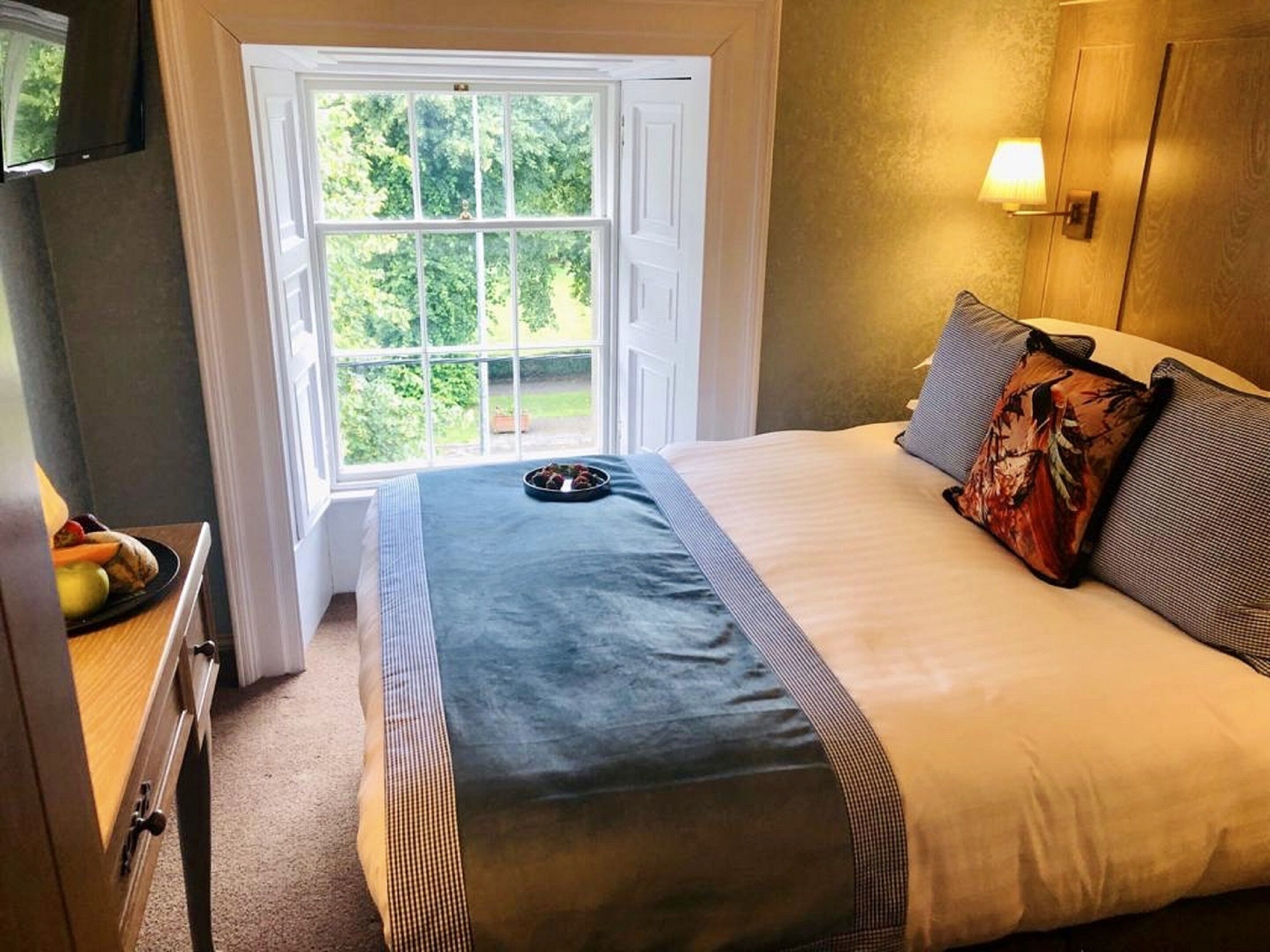 Premium bedding, in-room safe, individually decorated