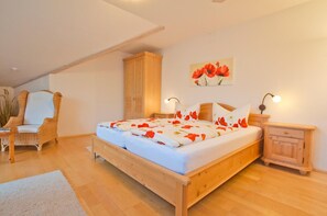 In-room safe, desk, blackout curtains, free cots/infant beds - Berghüs Schratt - vegetarisches und veganes Biohotel (Oberstaufen)