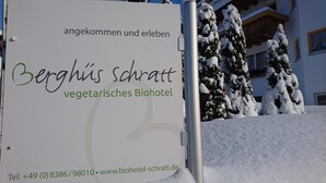 A sign for 'Berghius Schratt vegetarian Biohotel' with contact information. - Berghüs Schratt - vegetarisches und veganes Biohotel (Oberstaufen)