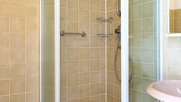 Dybe badekar, gratis toiletartikler, hårtørrer, håndklæder