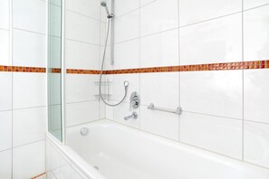 Tina profunda, amenidades de baño gratuitas, secadora de cabello 