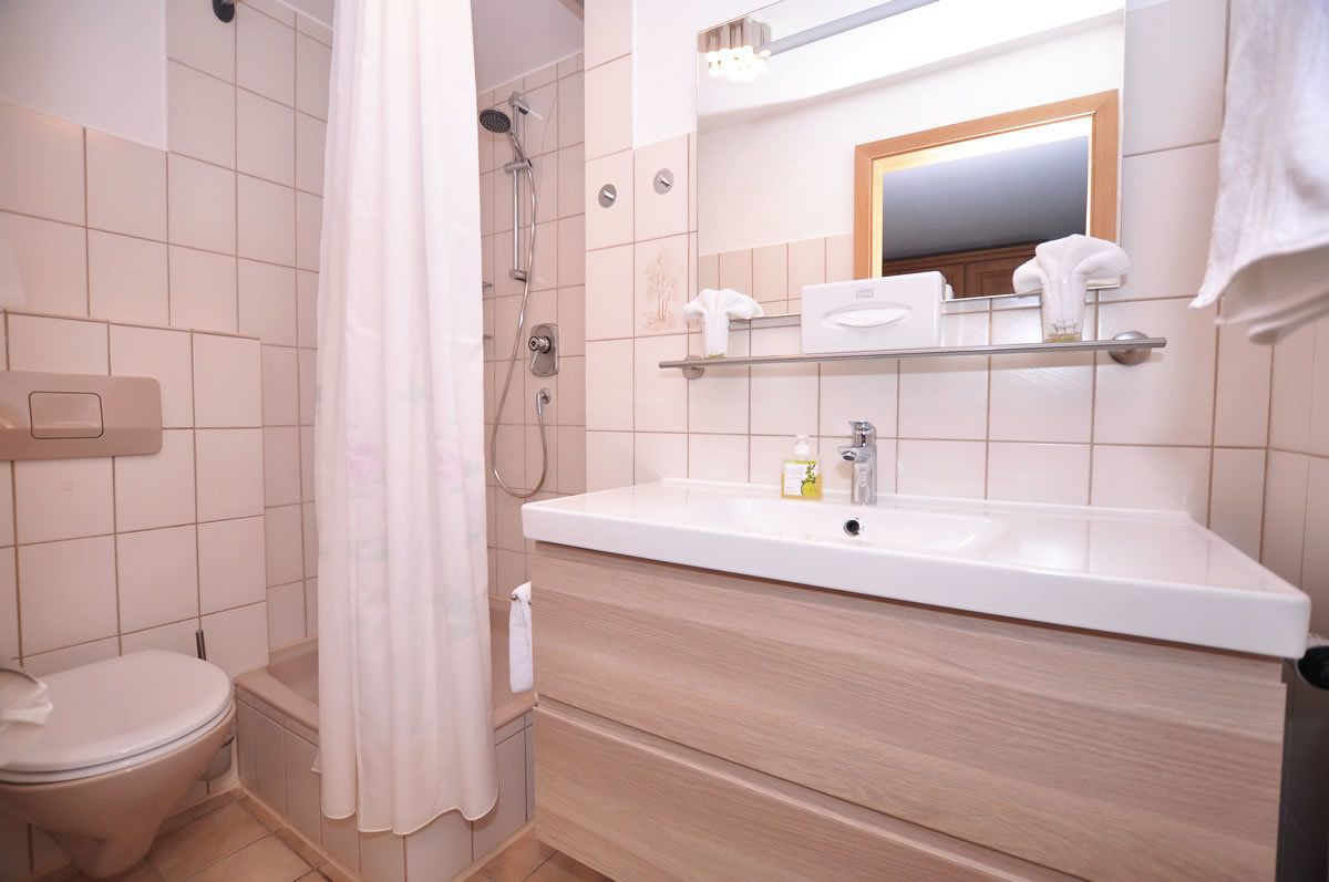 Chambre Simple Confort | Salle de bain | Baignoire relaxante profonde, articles de toilette gratuits