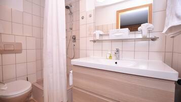 Chambre Simple Confort | Salle de bain | Baignoire relaxante profonde, articles de toilette gratuits
