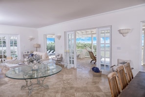 Villa | Área de sala de estar | Televisión LCD de 42 pulgadas con canales por cable y televisión 