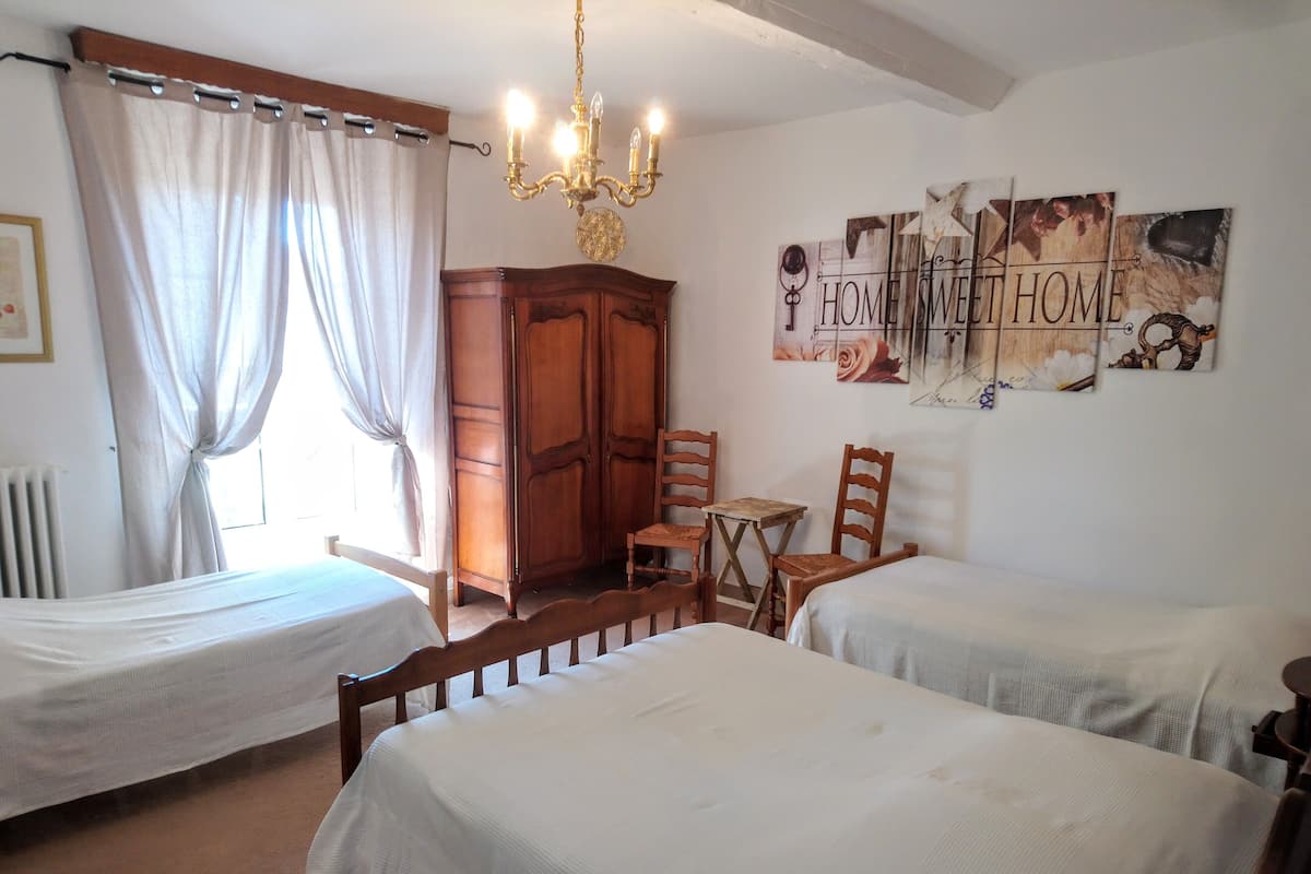Desk, soundproofing, cribs/infant beds, free WiFi