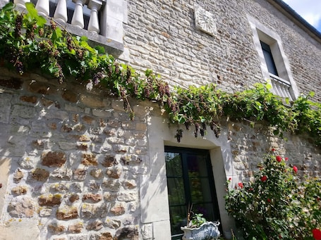 Front of property. La Mare Aux 3 Diables Chambre d'Hôtes