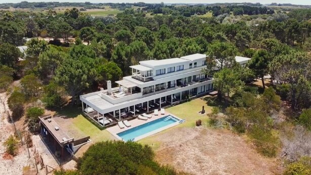 A modern two-story house with a pool, surrounded by dense greenery. - Posada Azul Marino (José Ignacio)