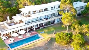 A modern two-story house with a swimming pool, outdoor seating, and a covered patio area. - Posada Azul Marino (José Ignacio)
