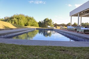 Una piscina al aire libre de temporada