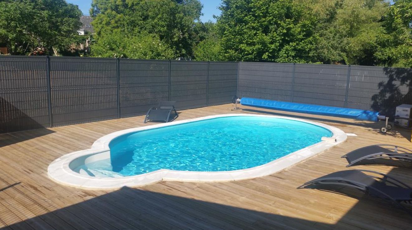 Kolam renang outdoor, dengan kursi berjemur