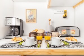 Refrigerador con freezer, microondas, horno, placa de cocina