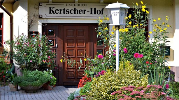 A building with a sign reading "Kretscher-Hof Landhotel". - Landhotel Kertscher-Hof (Nobitz)