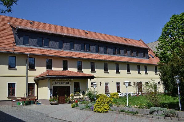 A two-story building with a tiled roof and a sign reading "Kretscher-Hof". - Landhotel Kertscher-Hof (Nobitz)