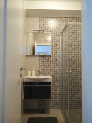 Studio, pemandangan laut | Kamar mandi | Shower, perlengkapan mandi gratis, pengering rambut, dan handuk