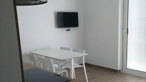 Apartemen, balkon | Makan di kamar