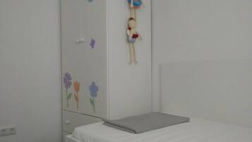 Bureau, fer et planche à repasser, lits bébé (gratuits), Wi-Fi gratuit