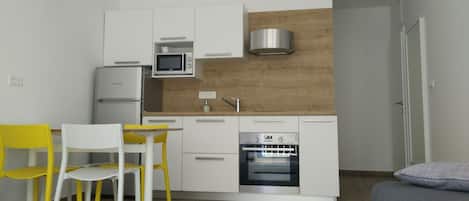 Lemari es, microwave, oven, dan kompor