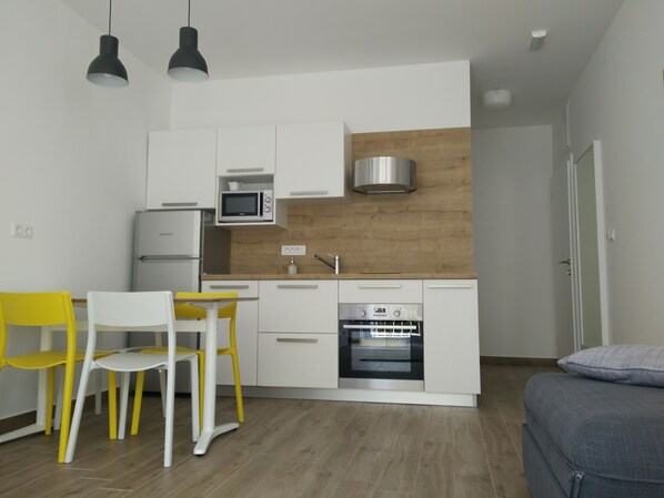 Refrigerador, microondas, horno, placa de cocina