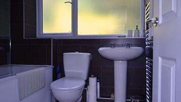 Apartment, 4 Bedrooms | Bathroom amenities