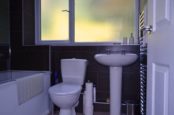 Appartement, 4 chambres | Équipements de salle de bain | Ensemble douche/baignoire, baignoire relaxante profonde, sèche-cheveux