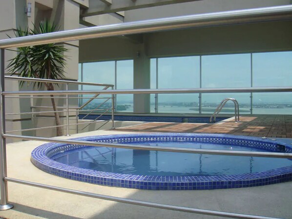 Outdoor spa tub - Luxury Suites Riverfront GYE (Guayaquil)