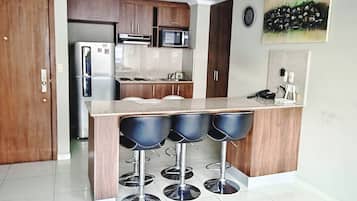Apartamento familiar, 2 habitaciones, cocina, vistas a la colina (2 Bedrooms with 3 Beds) | Cocina privada | Frigorífico grande, microondas, placa de cocina y cafetera o tetera