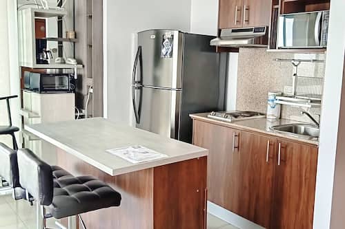 Suite Premium, 1 habitación, baño en la habitación, planta baja | Cocina privada | Refrigerador con congelador, microondas y parrilla de estufa