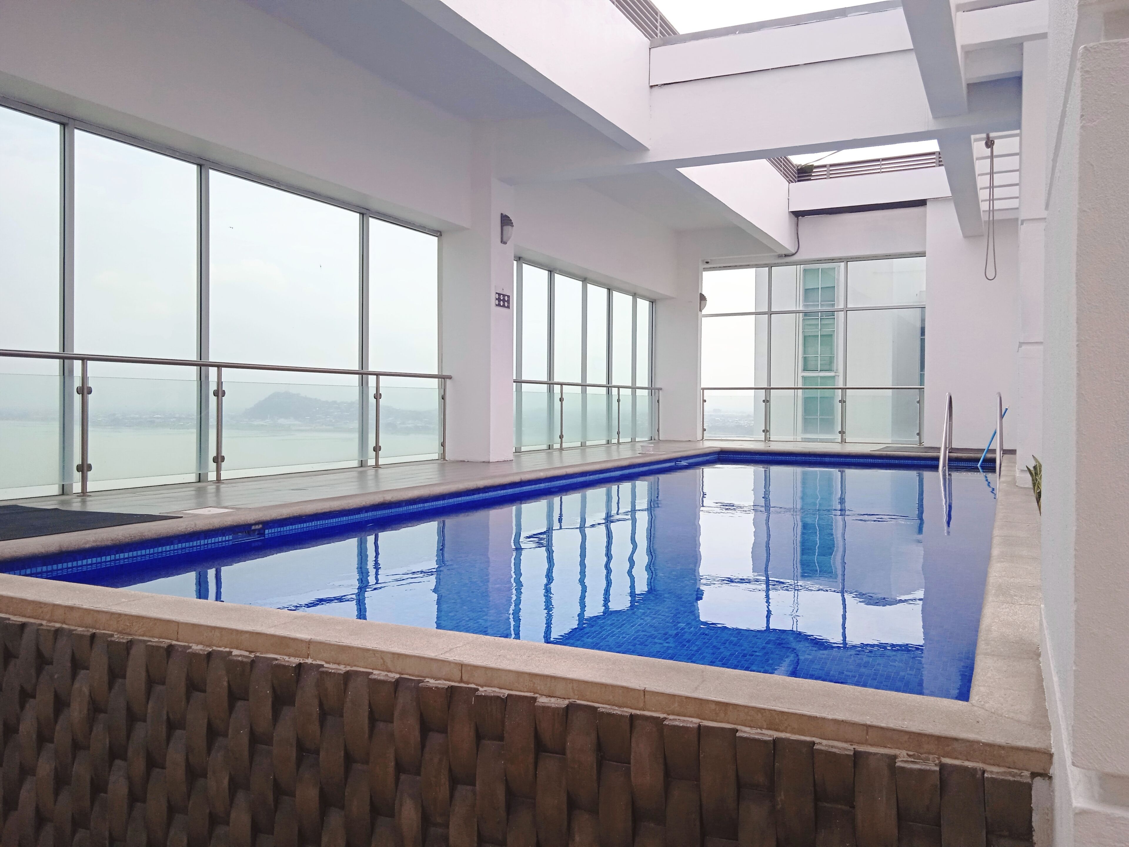 Una piscina al aire libre, sombrillas