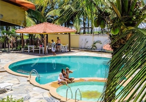 2 piscinas techadas, una piscina al aire libre